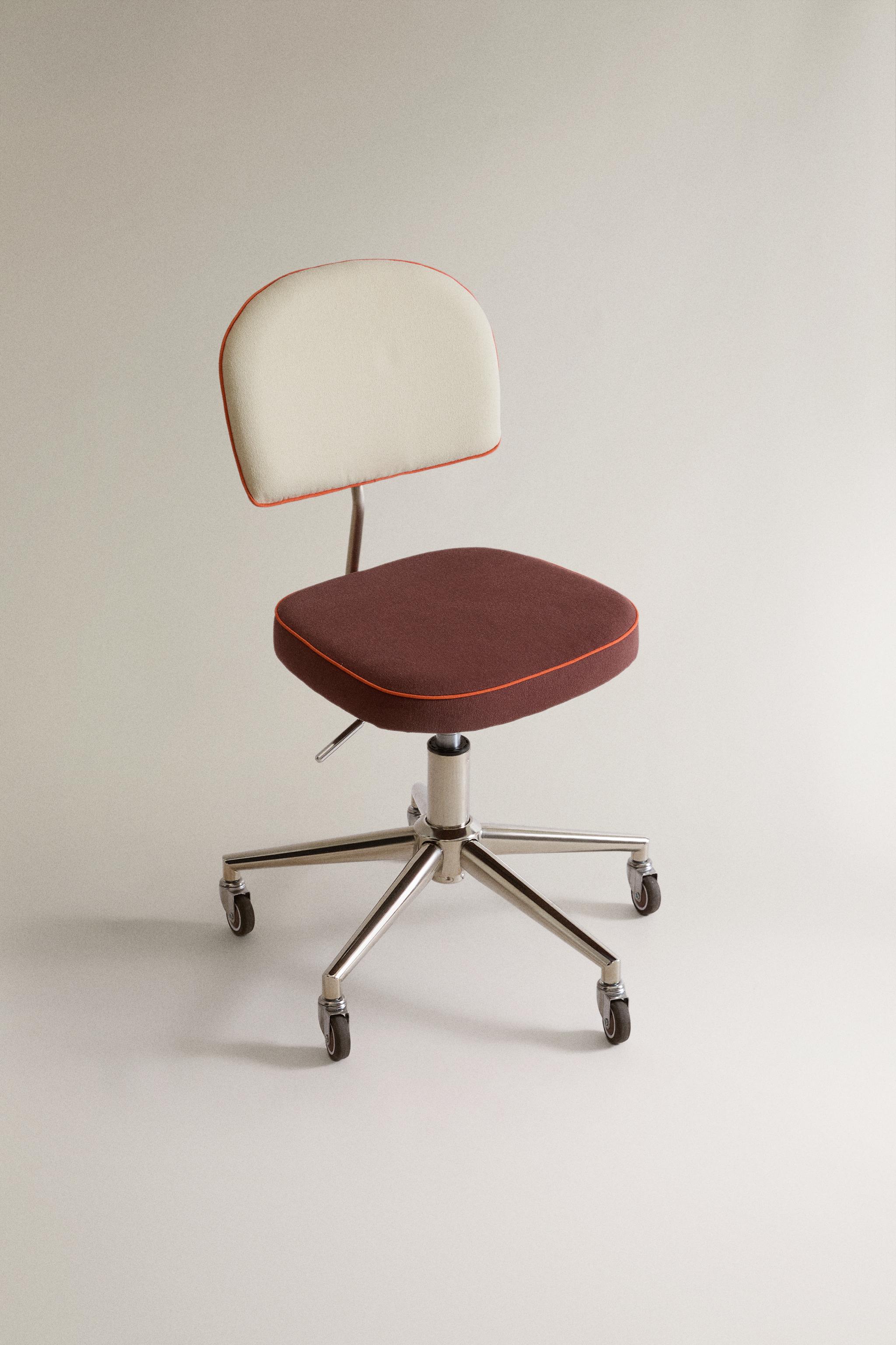 KIDS’ DESK CHAIR WITH PIPING AND WHEELS